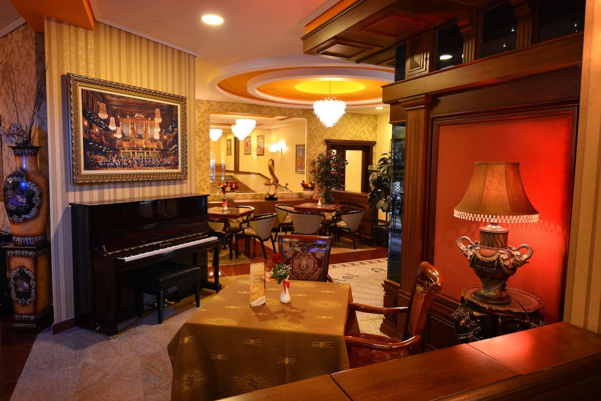 Hotel Austria Тирана Екстер'єр фото